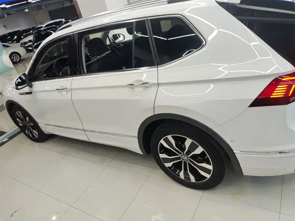 Volkswagen Tiguan L — фото 10