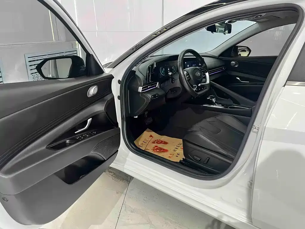Hyundai Elantra — фото 3