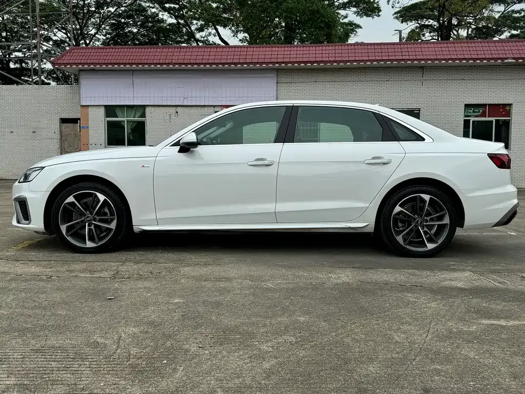 Audi A4L 2022 из CN, фото 10