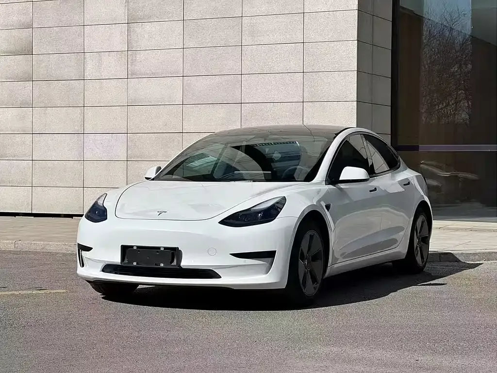 Tesla Model 3 — фото 1