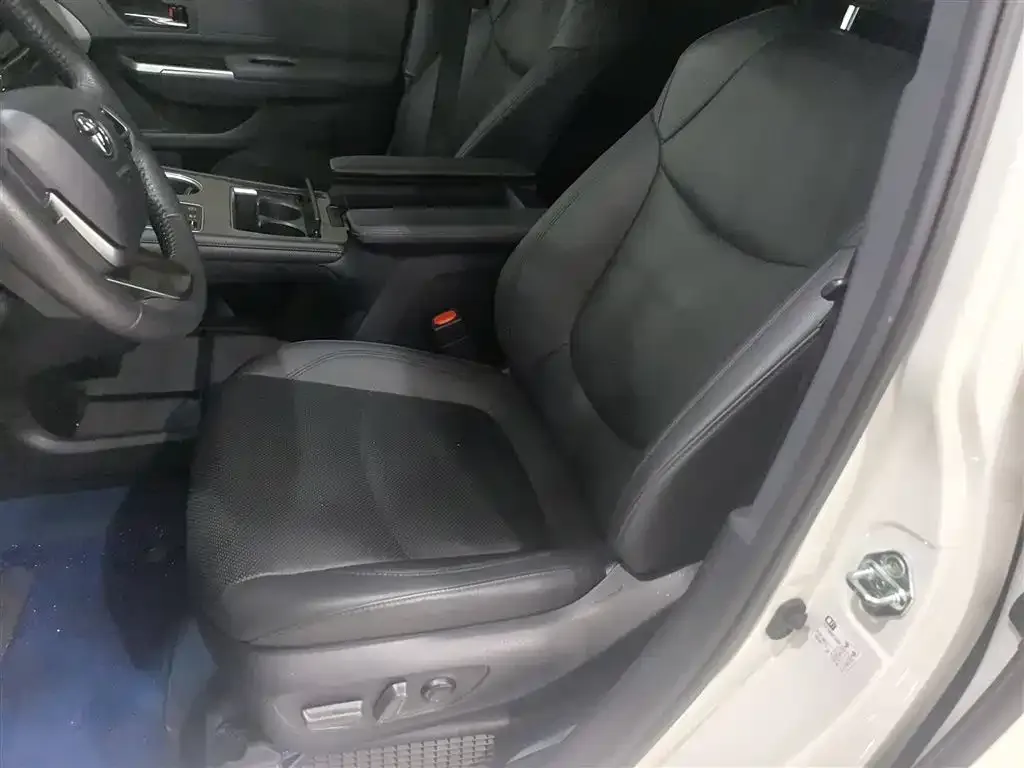 Toyota Granvia 2023 из CN, фото 3