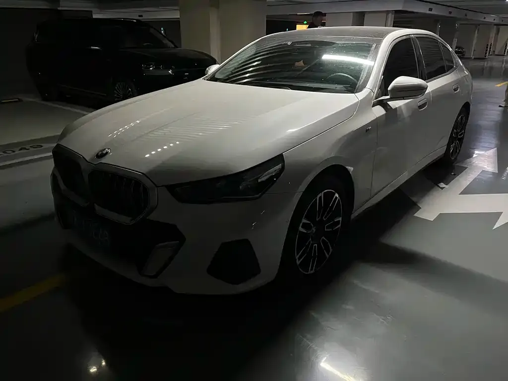 BMW 5 Series 2024 из CN, фото 1