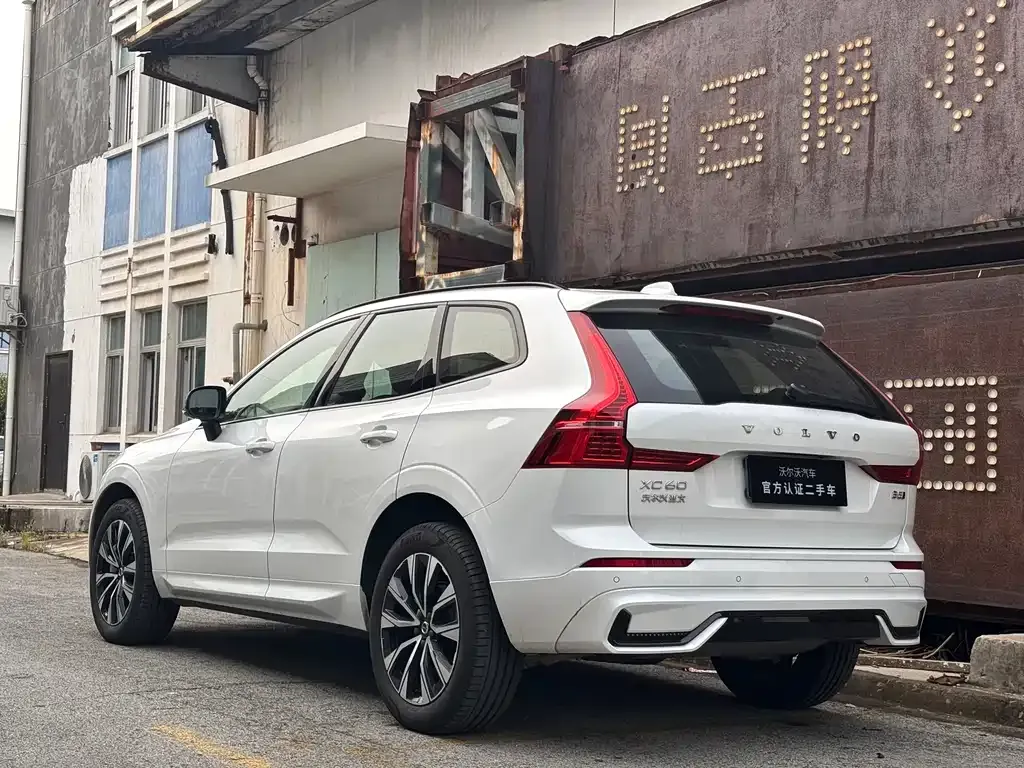Volvo XC60 — фото 10