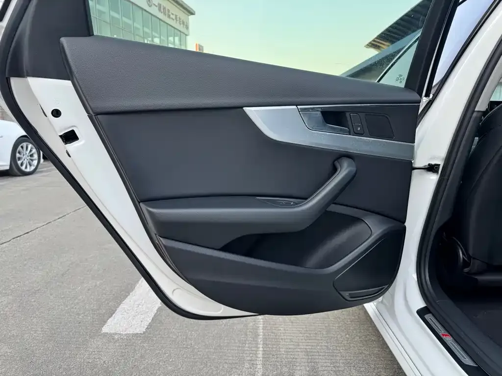 Audi A4L 2021 из CN, фото 10