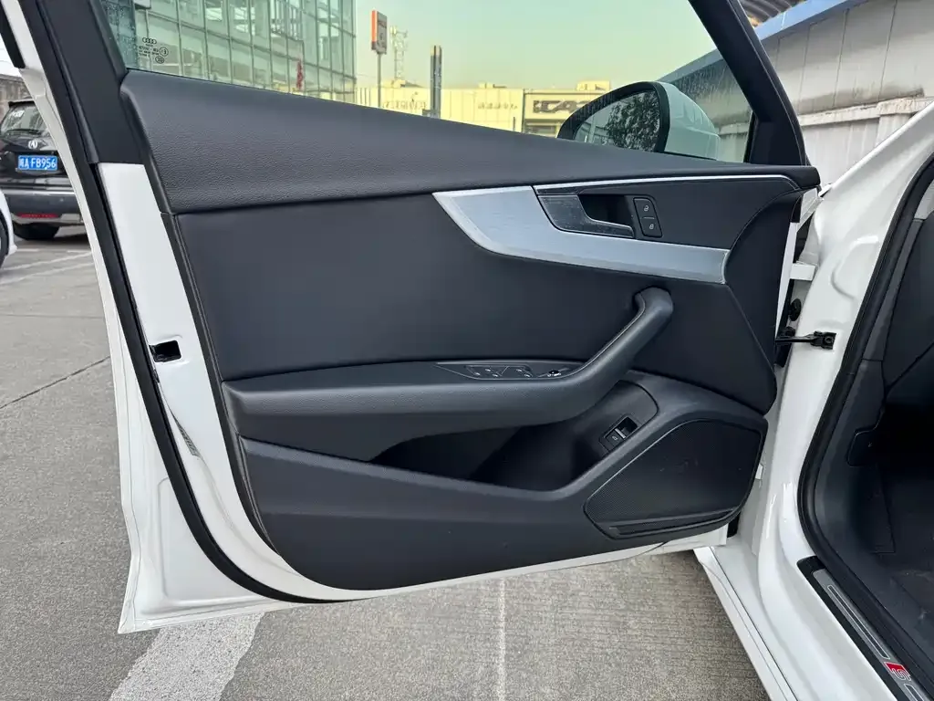 Audi A4L 2021 из CN, фото 6