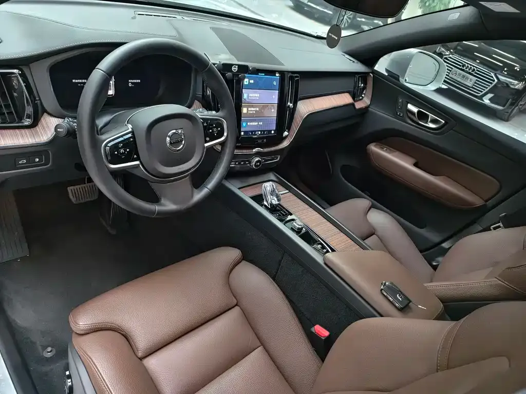 Volvo XC60 PHEV 2025 из CN, фото 7