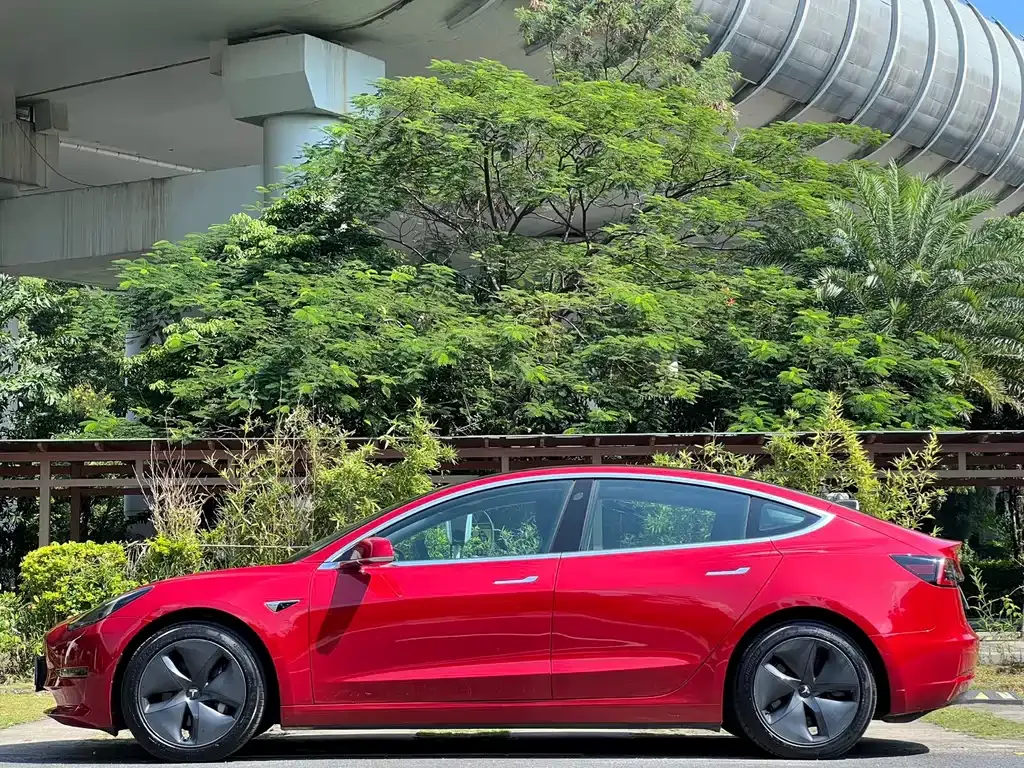 Tesla Model 3 — фото 9