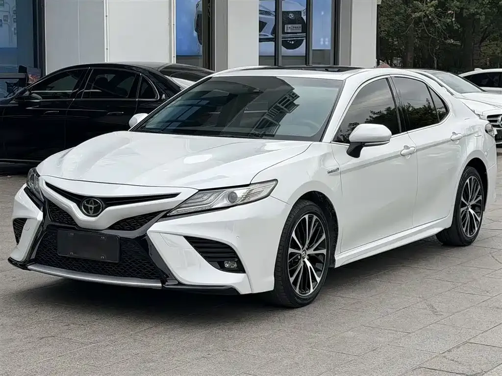 Toyota Camry — фото 1