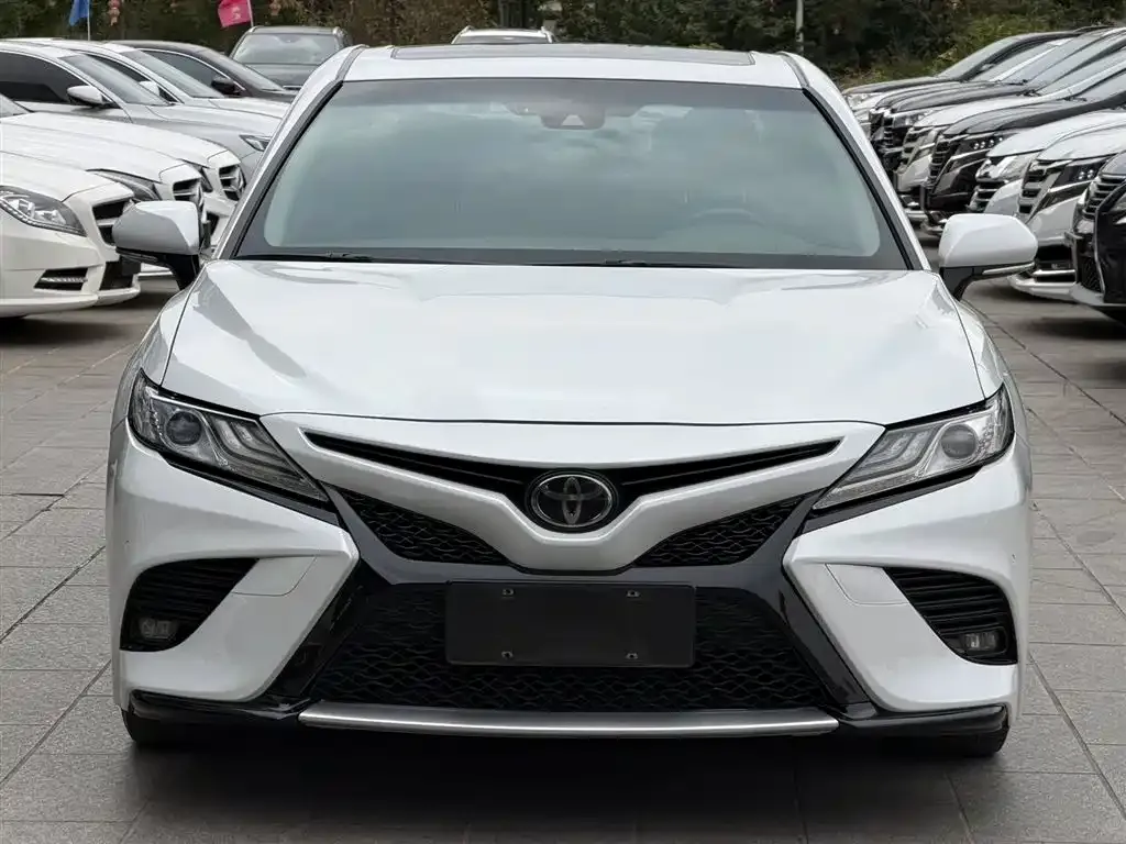 Toyota Camry — фото 2