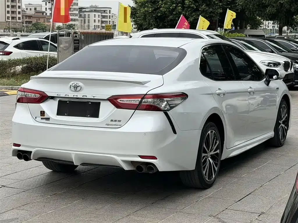 Toyota Camry — фото 7