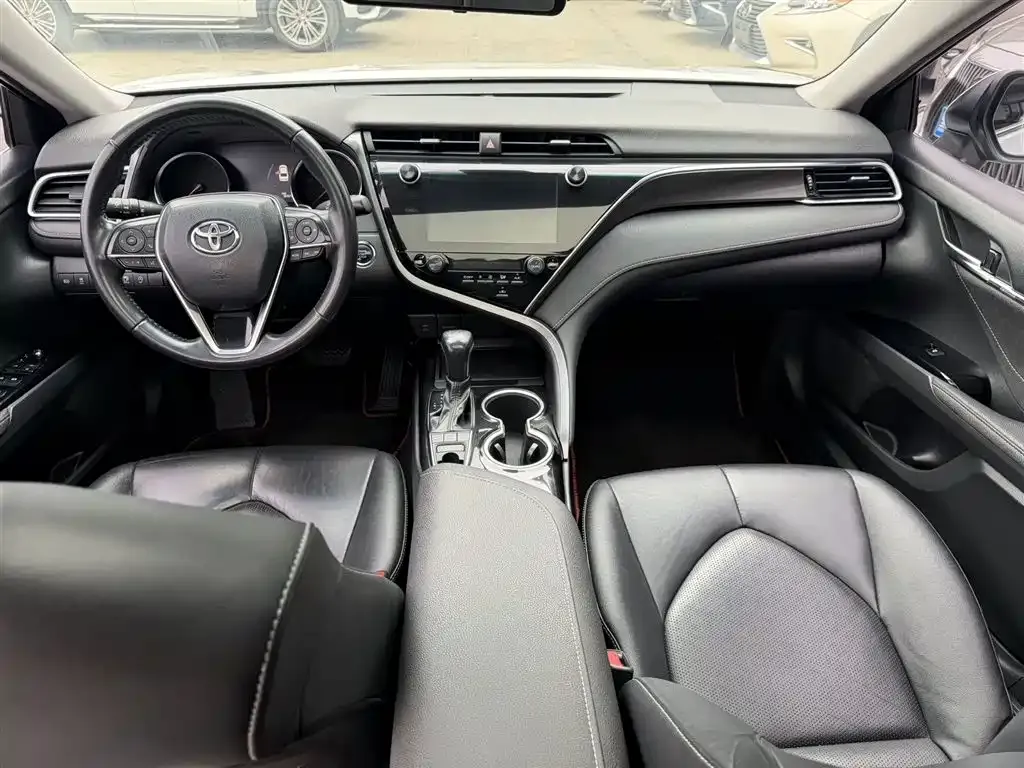 Toyota Camry — фото 5