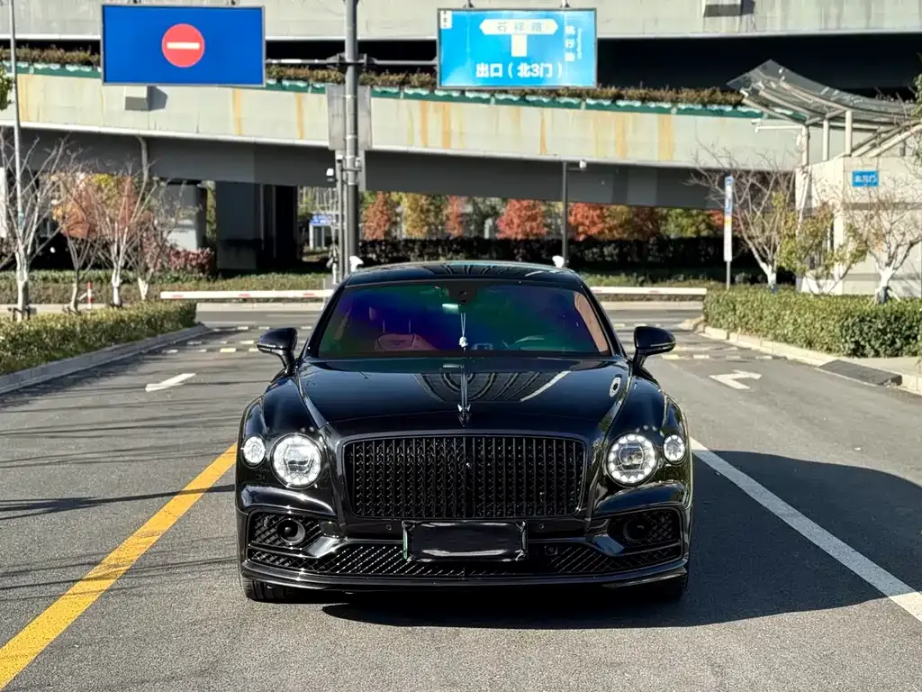 Bentley Flying Spur PHEV — фото 1