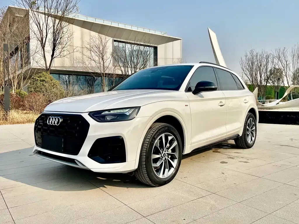 Audi Q5L — фото 1