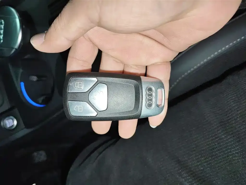 Audi A4L 2021 из CN, фото 9