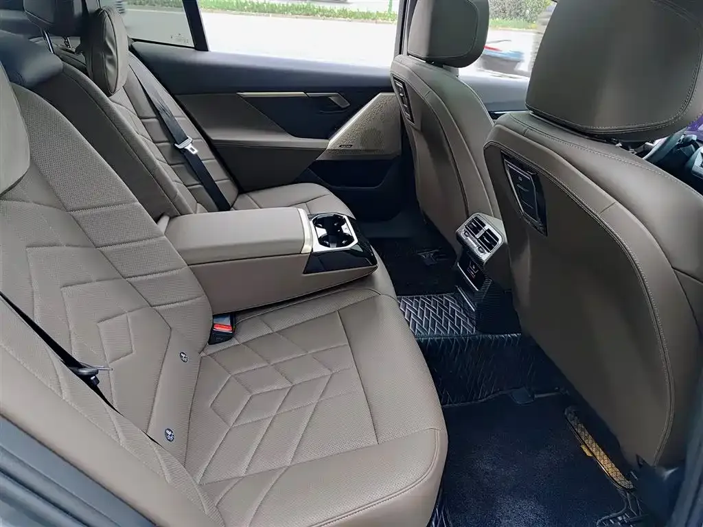 BMW 5 Series 2024 из CN, фото 5