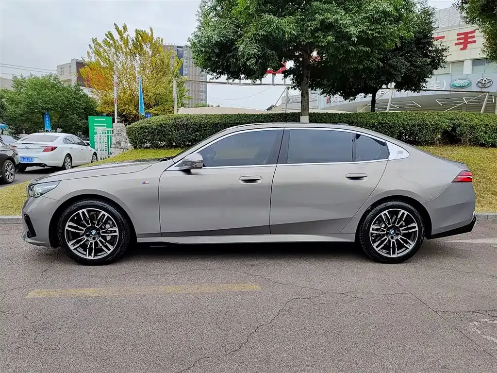 BMW 5 Series 2024 из CN, фото 10