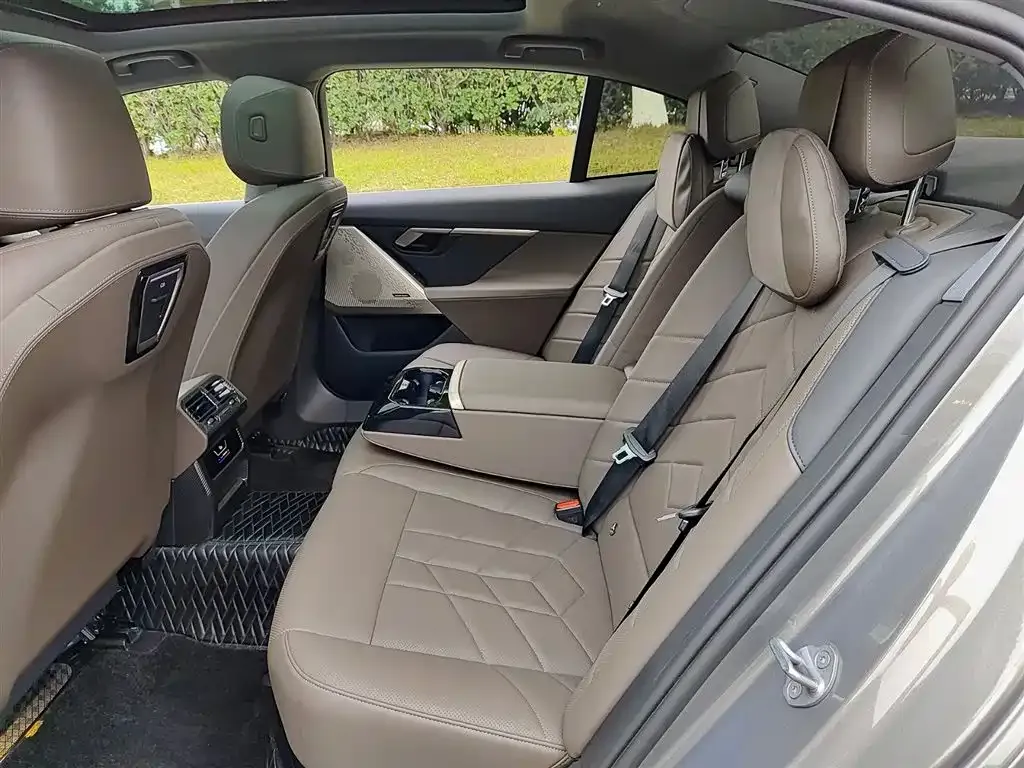 BMW 5 Series 2024 из CN, фото 4