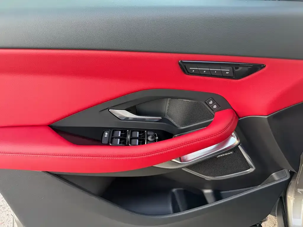 Jaguar E-PACE — фото 3