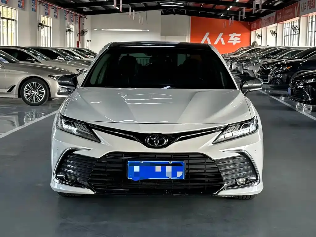 Toyota Camry — фото 1
