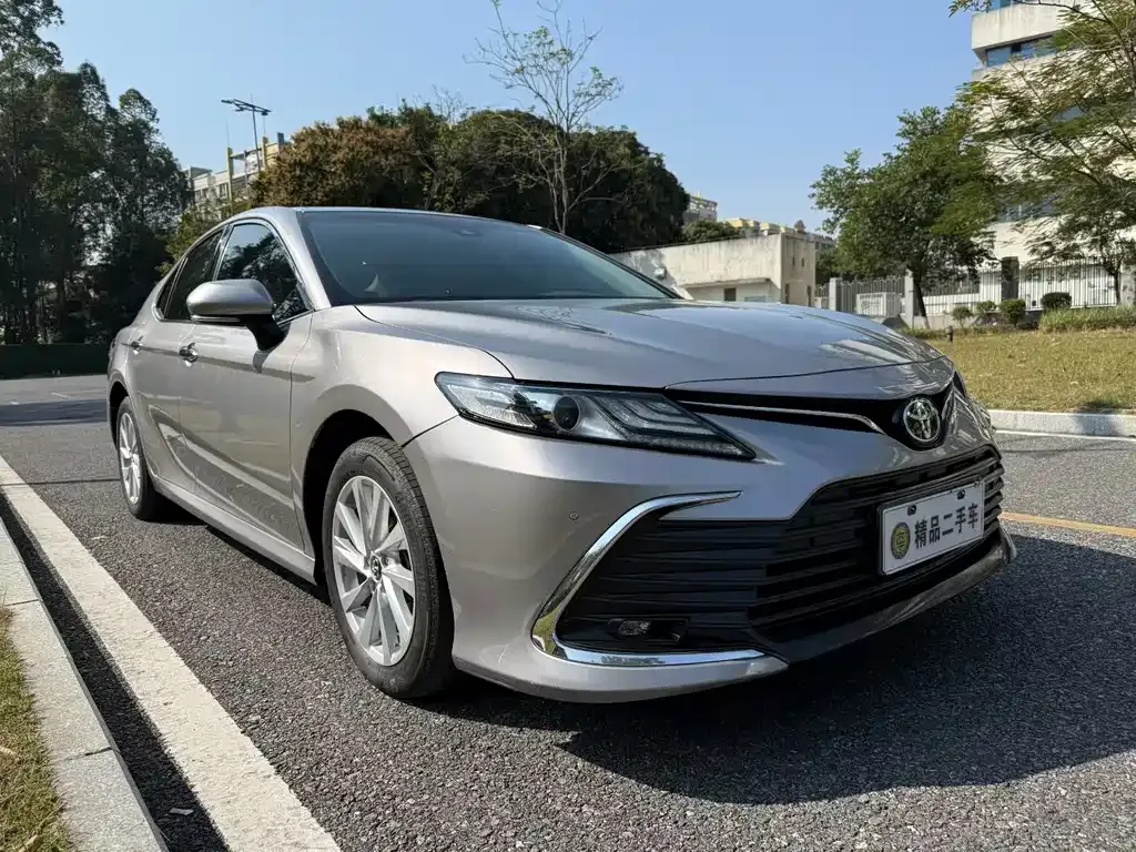 Toyota Camry — фото 1