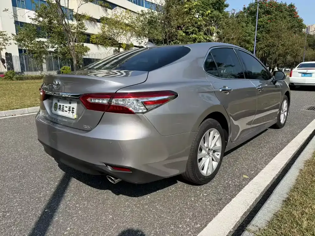 Toyota Camry — фото 9