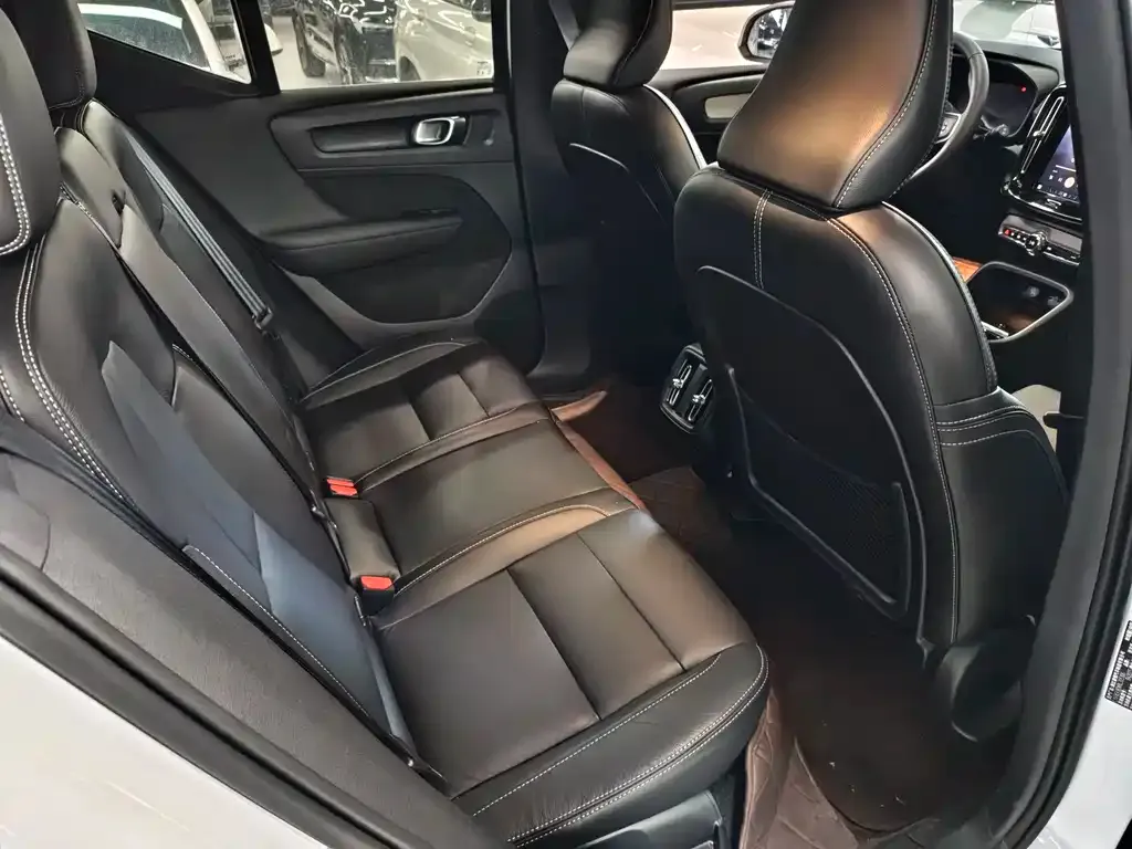 Volvo XC40 — фото 4