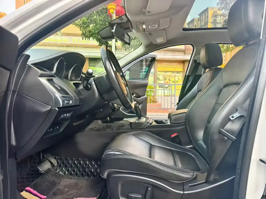 Jaguar E-PACE — фото 10