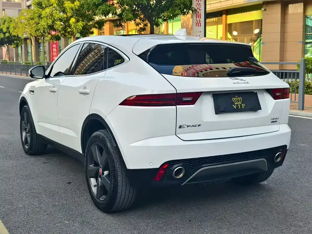 Jaguar E-PACE — фото 7