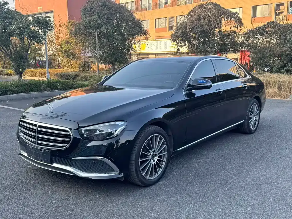 Mercedes-Benz E-Class — фото 1