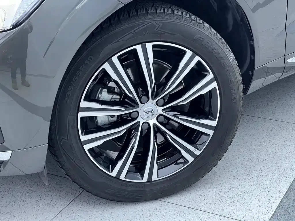 Volvo XC60 — фото 9