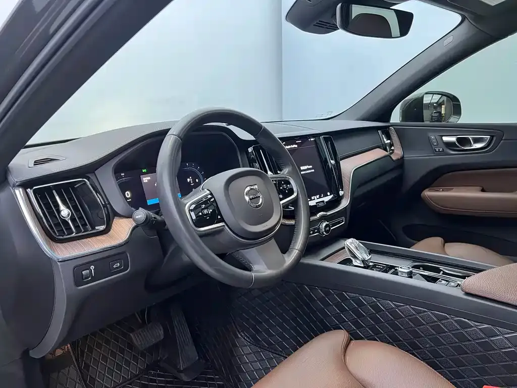 Volvo XC60 — фото 7