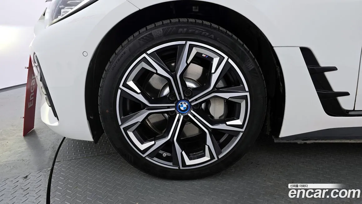 BMW i4 — фото 6