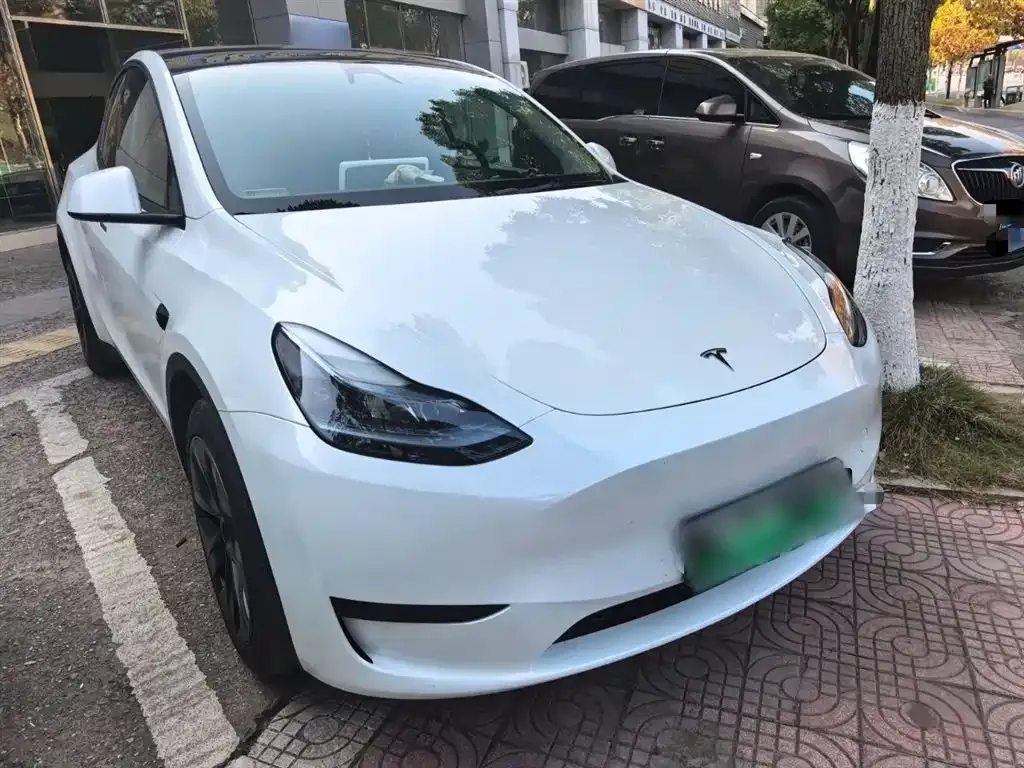 Tesla Model Y — фото 8