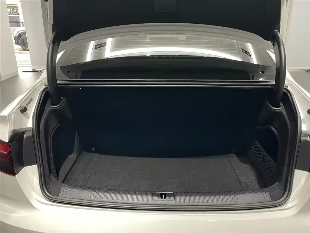 Audi A4L 2023 из CN, фото 6
