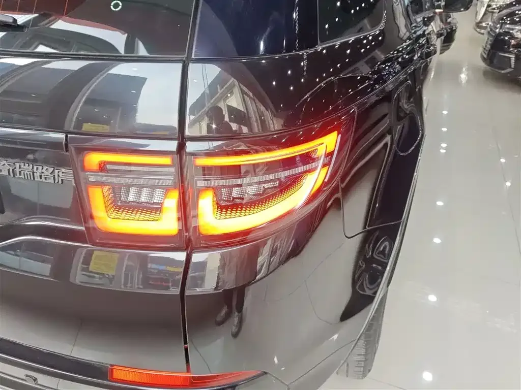 Land Rover Discovery Sport Hybrid — фото 3