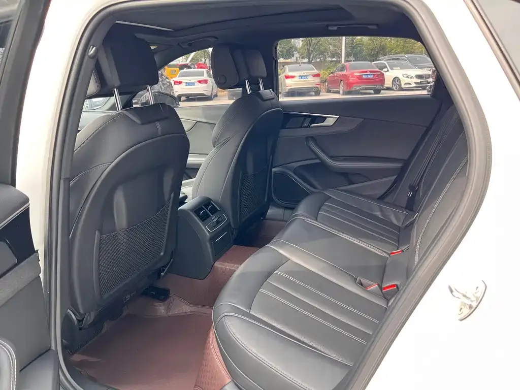 Audi A4L 2023 из CN, фото 4