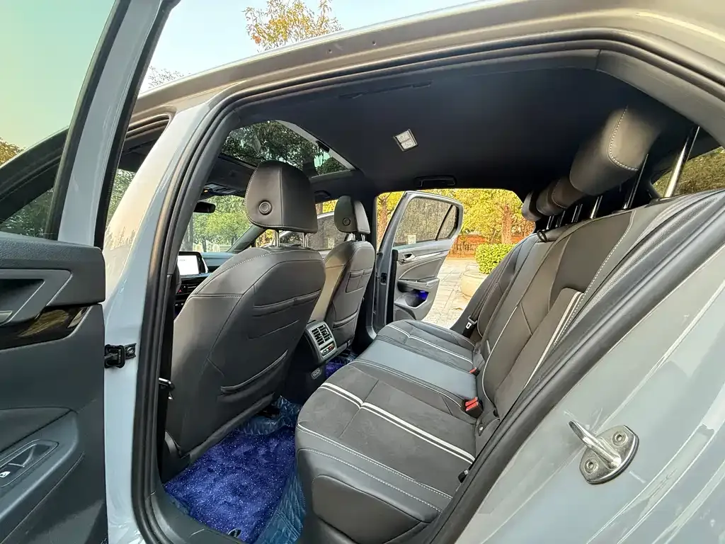 Volkswagen Golf 2022 из CN, фото 2