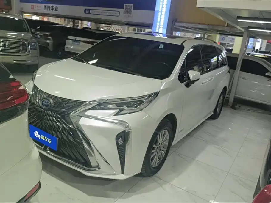 Toyota Sienna — фото 1