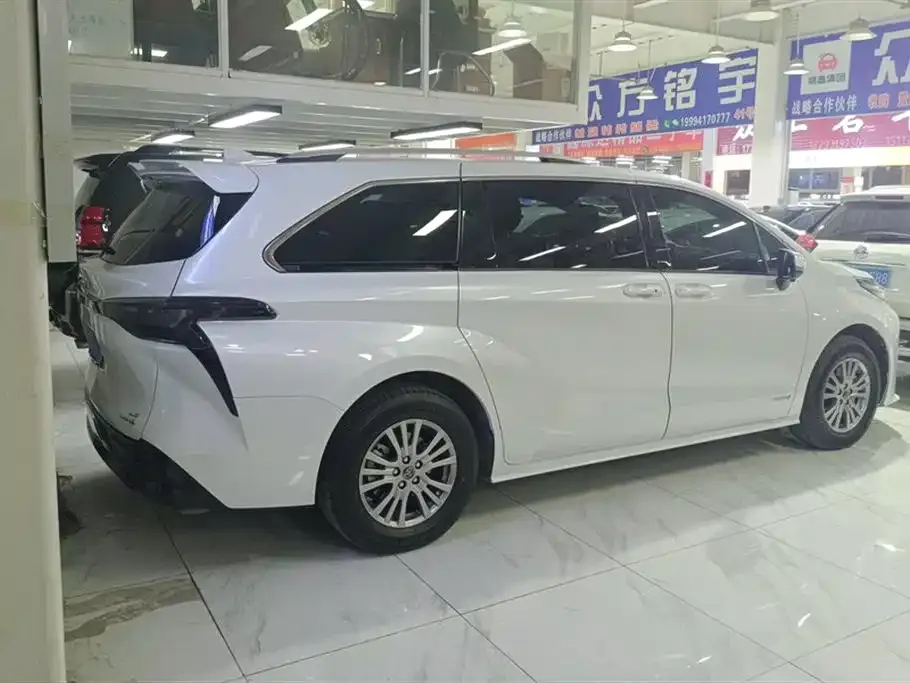Toyota Sienna — фото 7