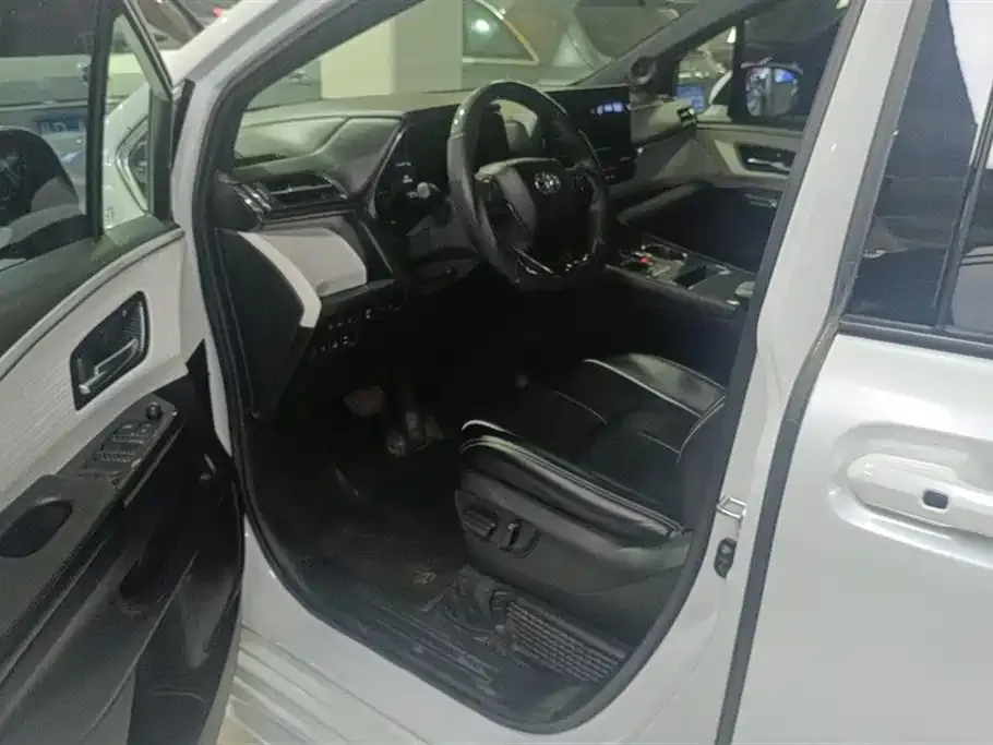 Toyota Sienna — фото 2