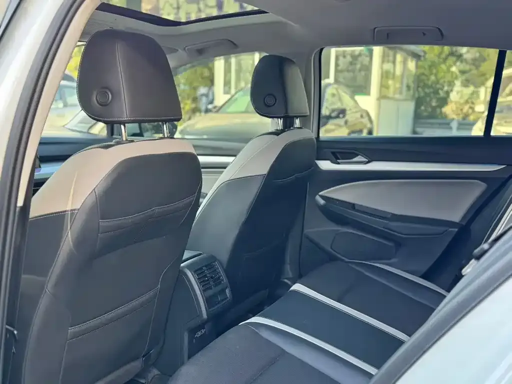Volkswagen Golf 2023 из CN, фото 3