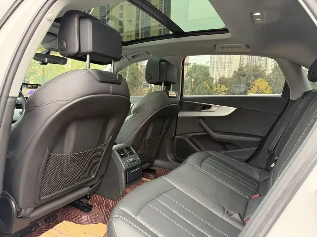 Audi A4L 2021 из CN, фото 5