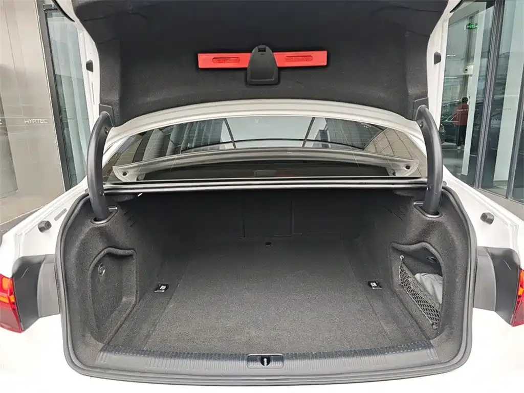 Audi A4L 2021 из CN, фото 8