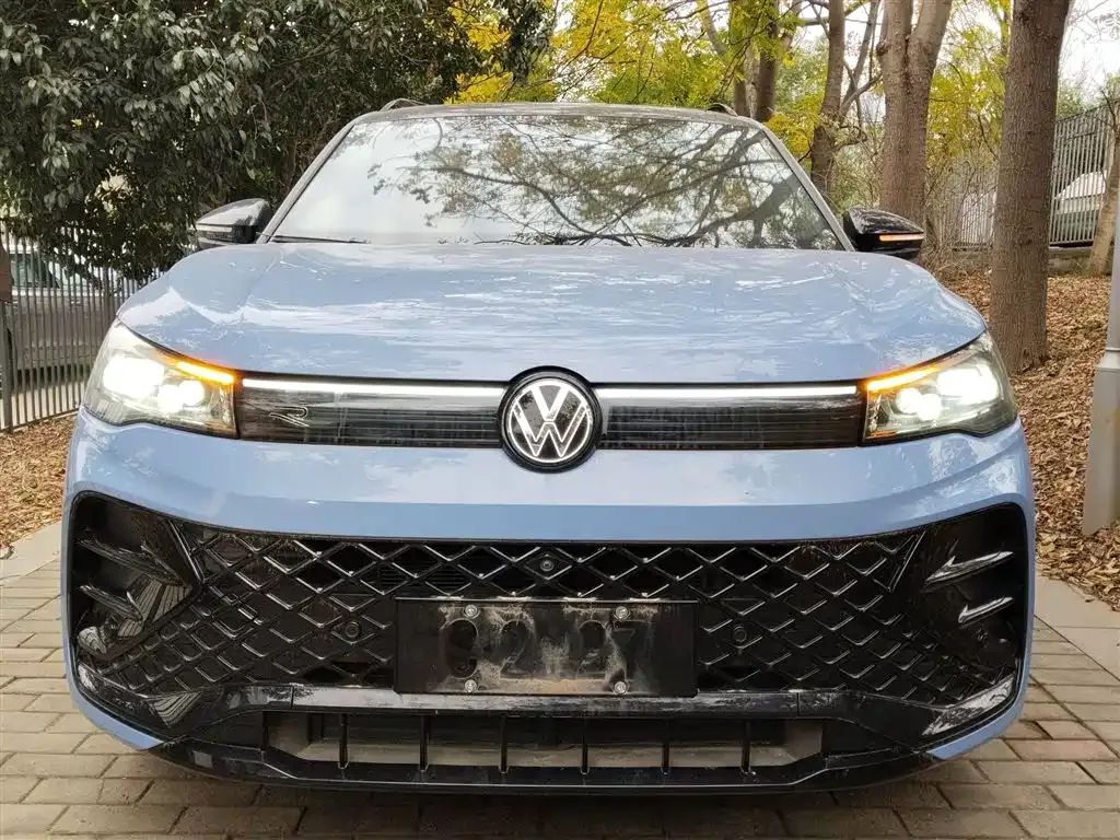 Volkswagen Tiguan L — фото 10