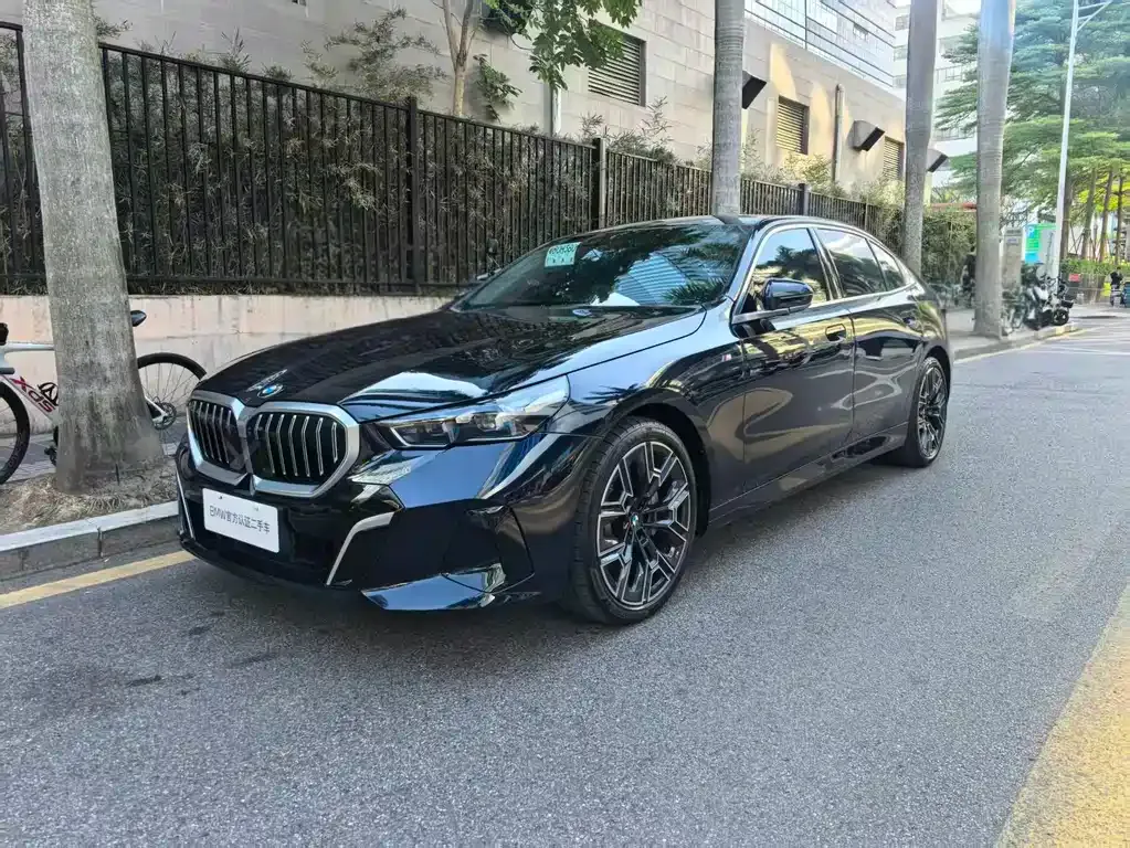 BMW 5 Series — фото 1
