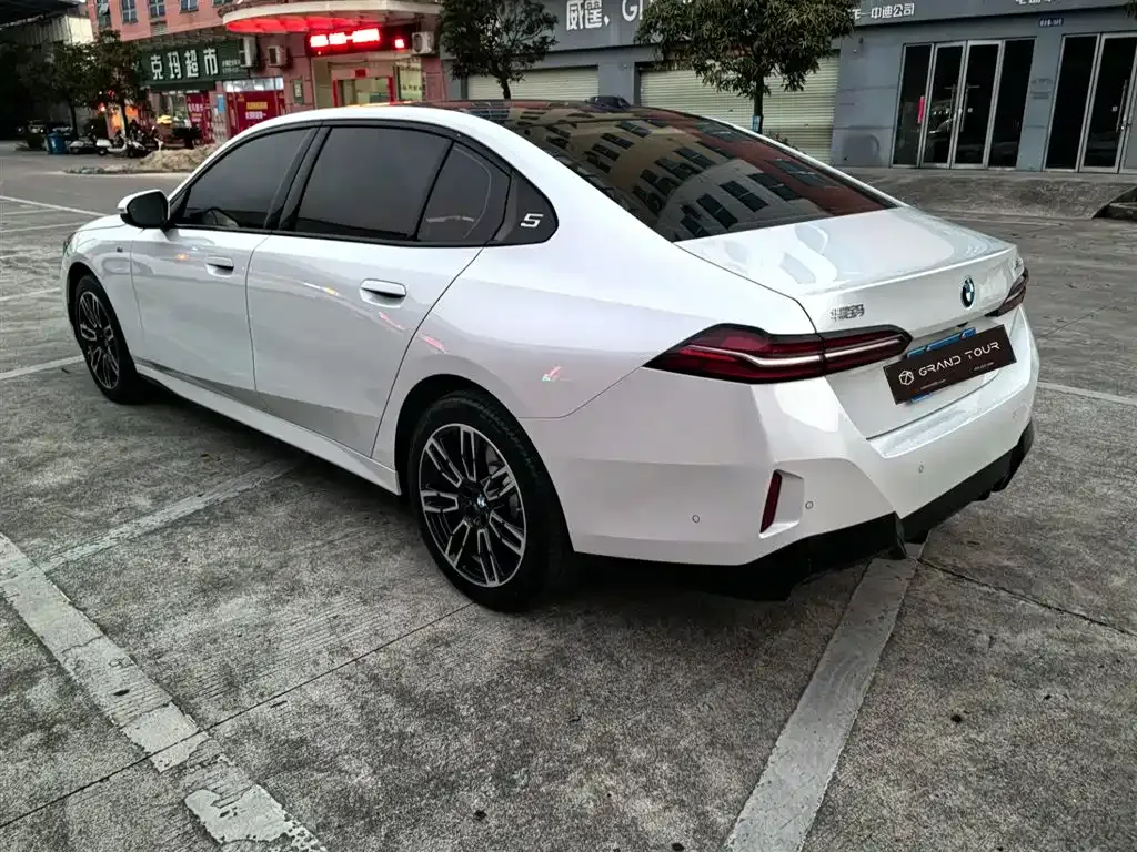 BMW 5 Series 2025 из CN, фото 9