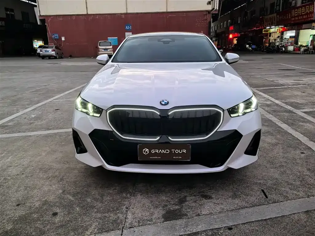 BMW 5 Series 2025 из CN, фото 2