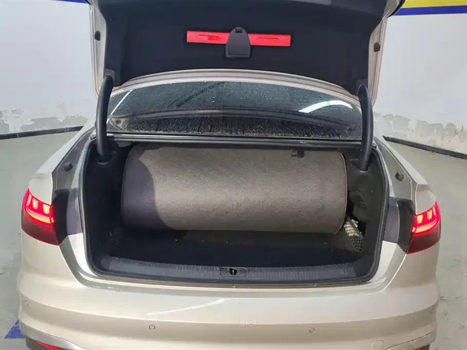 Audi A4L 2021 из CN, фото 5