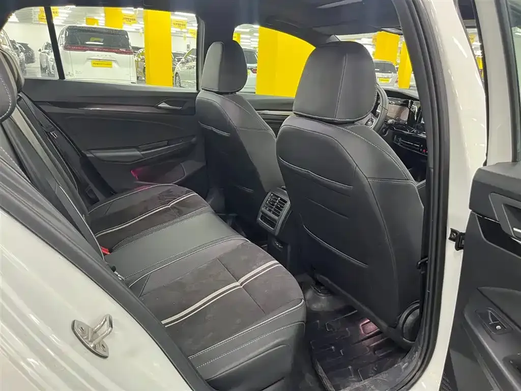 Volkswagen Golf 2023 из CN, фото 10