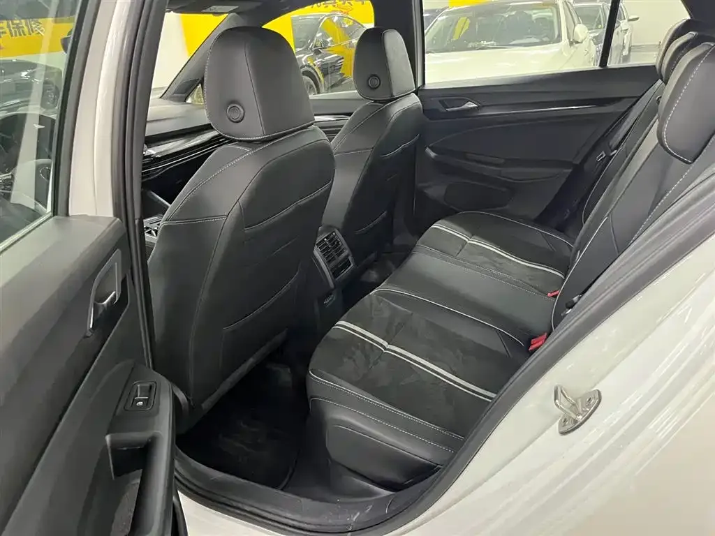 Volkswagen Golf 2023 из CN, фото 8